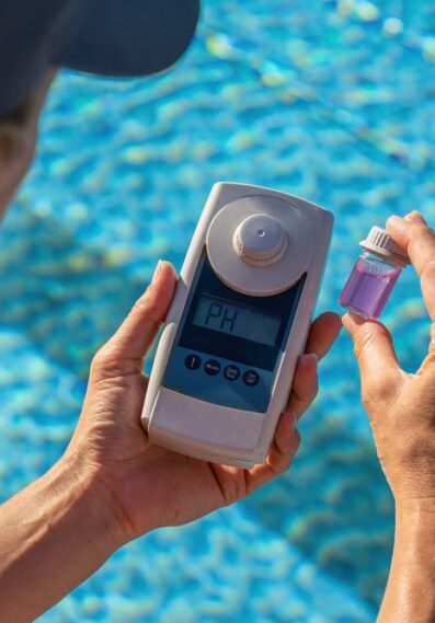 Close-up,Of,A,Pool,Technician,Checking,Water,Ph,Level,With