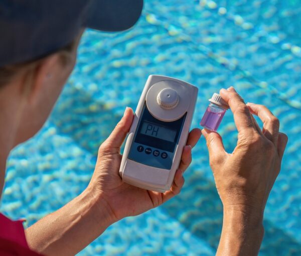 Close-up,Of,A,Pool,Technician,Checking,Water,Ph,Level,With