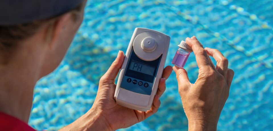 Close-up,Of,A,Pool,Technician,Checking,Water,Ph,Level,With